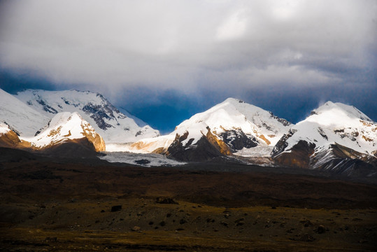 帕米尔高原雪山