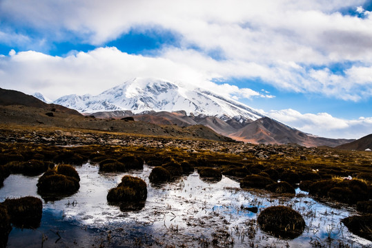 帕米尔高原雪山倒影