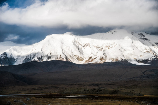 雪山倒影帕米尔高原