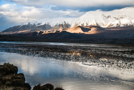 高原雪山倒影