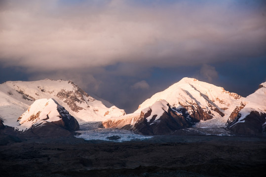 雪山日照金山