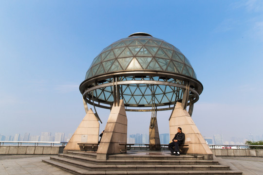 杭州滨江公园圆形玻璃穹顶休息亭