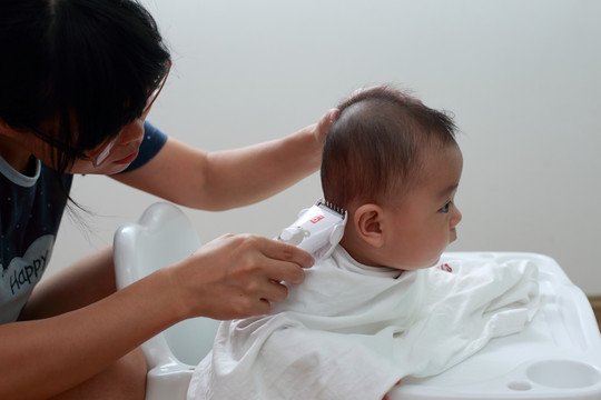 妈妈用婴儿理发器给儿子理发
