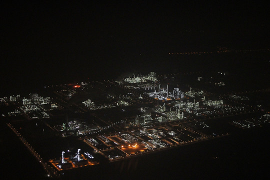 俯瞰化工厂区夜景