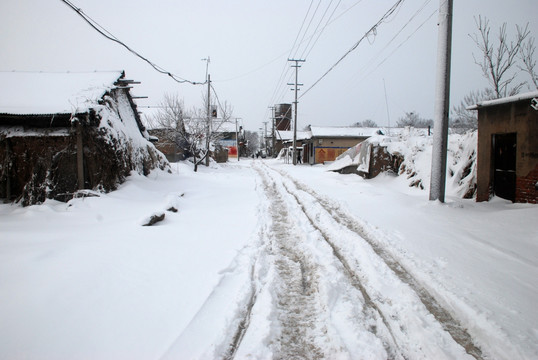 大雪后的道路