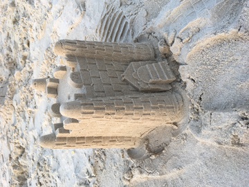 沙地上小孩堆的小城堡
