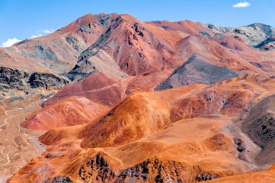 西藏普兰五彩山