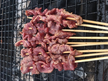 刚上油的新鲜牛肉串