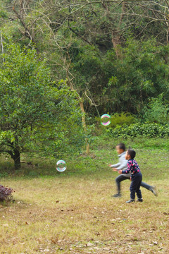 儿童与泡泡 玩泡泡的孩子 泡泡