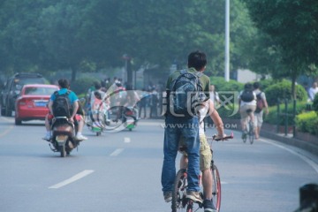 骑车上学的路上