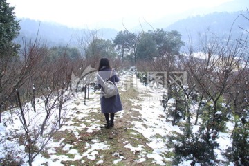 高跟鞋爬雪山