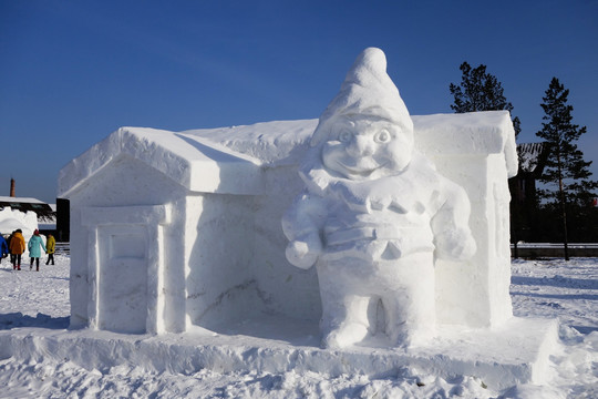 雪雕圣诞老人和雪屋