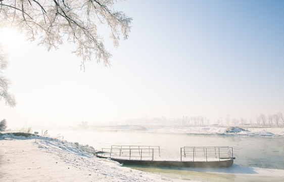 冬季江边雾凇雪景