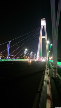 斜拉桥近观夜景，斜拉桥