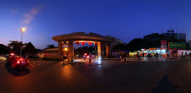 广西师范大学育才校区大门夜景