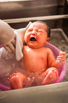 初生婴儿洗澡