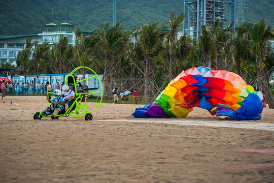 彩色动力滑翔伞着陆