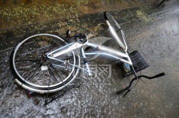 倒在地上的自行车