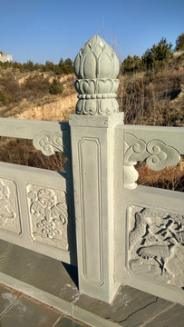 雕花石柱，桥护栏