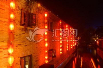 挂满红灯笼的台儿庄古城夜景