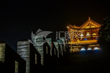 夜幕下的台儿庄古城城楼