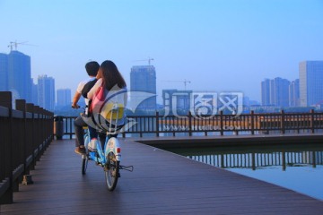 梅溪湖情侣骑自行车