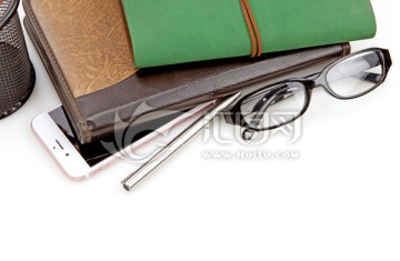 两个笔记本 手机 钢笔和眼镜