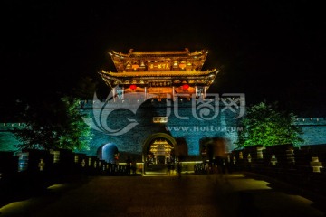 台儿庄古城正门夜景