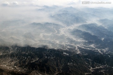 俯瞰连绵山川