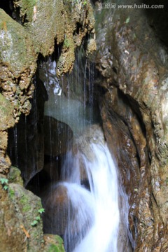 泉水飞流