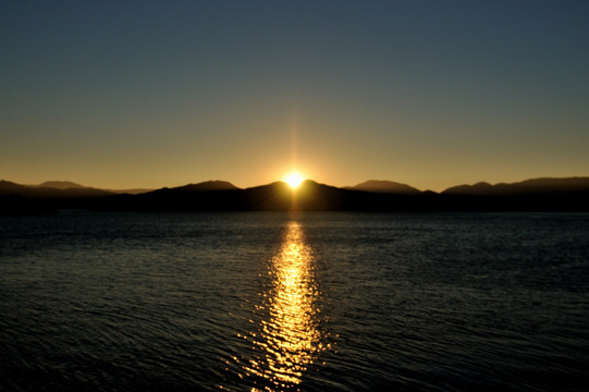泸沽湖的日出