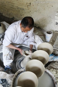 手工制陶
