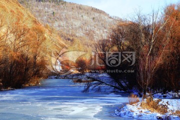 冰封河流山林雪景