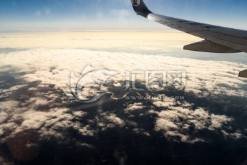 飞机上俯瞰云层