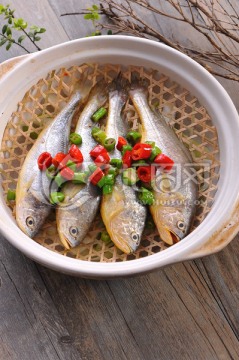 竹網(wǎng)焗黃魚