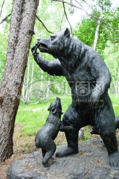 黑熊母子雕塑
