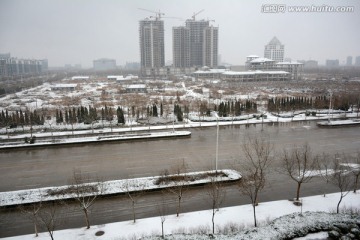 雪中城市道路