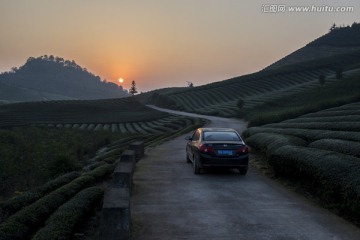 日出山间