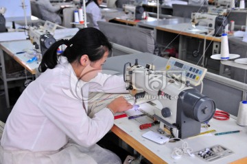缝纫女工 纺织车间 平缝机