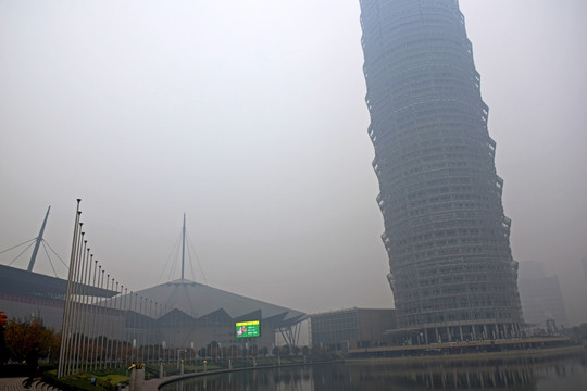 雾霾中的现实高楼