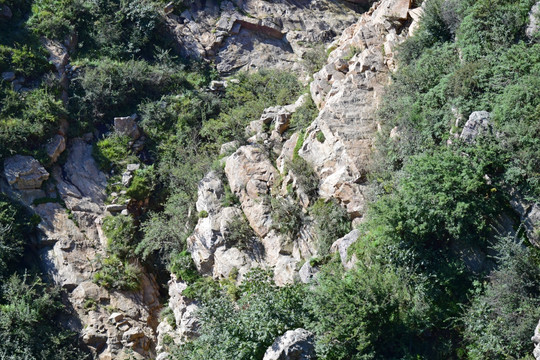 山间的岩石风景图