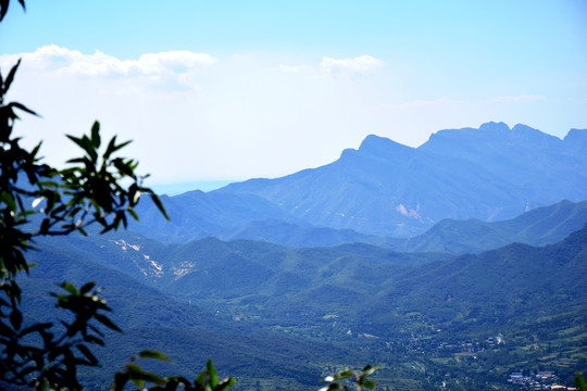 连绵不绝的山脉远景图