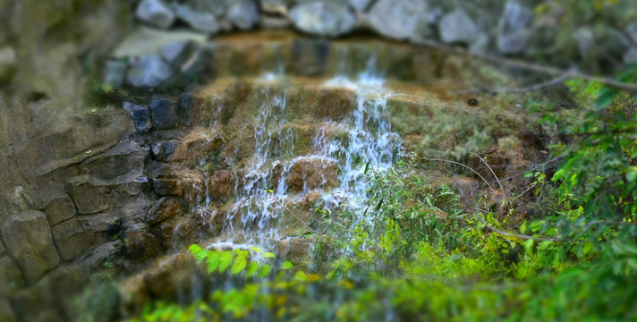 小河里的白色水花特写