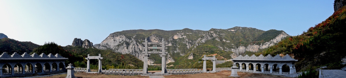 山脉之间的寺院建筑