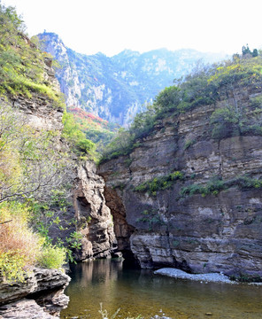 峡谷中的平静河水