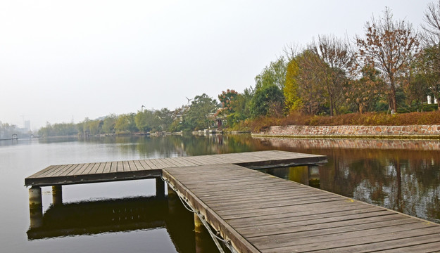 湖面上的小木桥