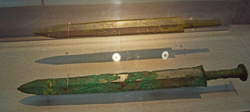 古代青铜剑文物展示