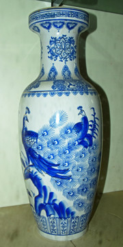 蓝孔雀图案青瓷花瓶