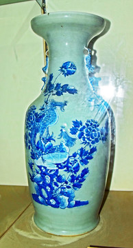 凤凰戏牡丹瓷花瓶