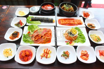 韩国料理泡菜大酱汤紫菜包饭小菜